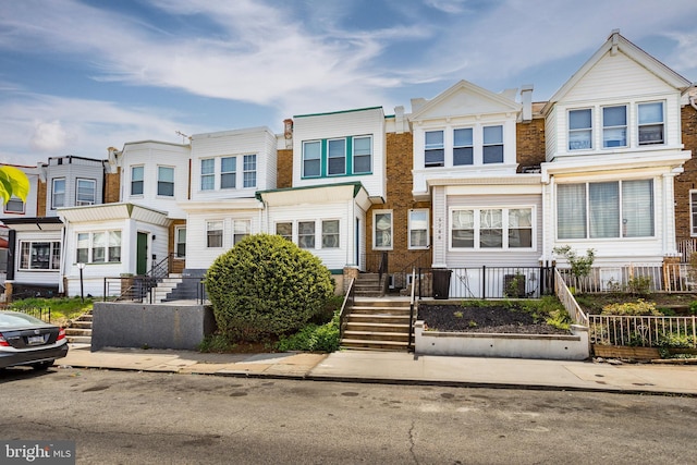 townhome / multi-family property featuring a residential view