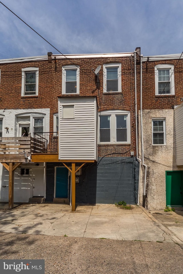 view of front facade featuring brick siding