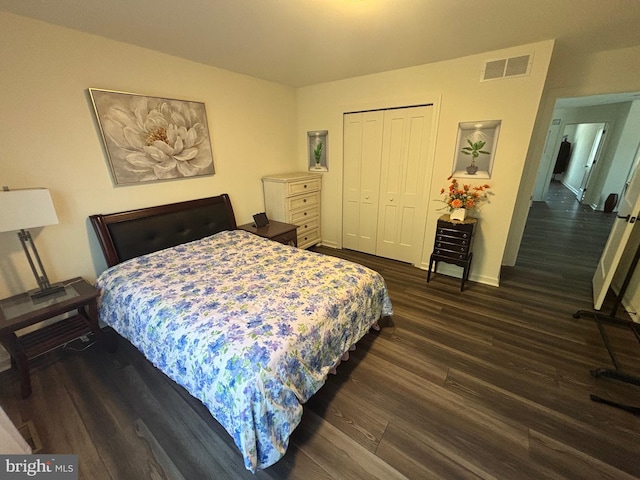 916 Holden Ct, Warminster, PA 18974 - bedroom featuring baseboards, a closet, dark wood-style flooring, and visible vents