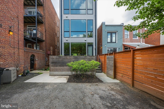 entrance to property with fence