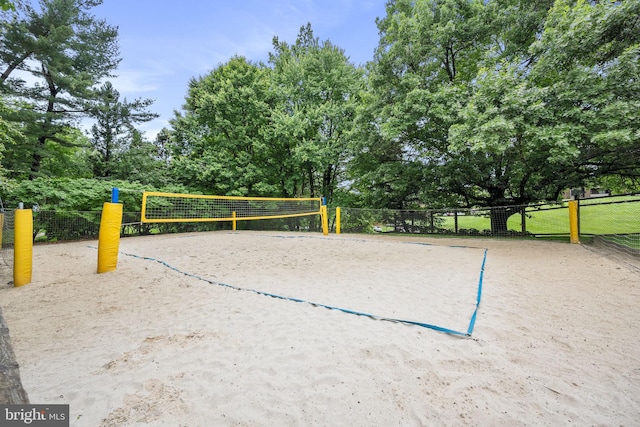 1423 Northgate Sq Unit 1423-11C, Reston, VA 20190 - surrounding community featuring volleyball court and view of scattered trees