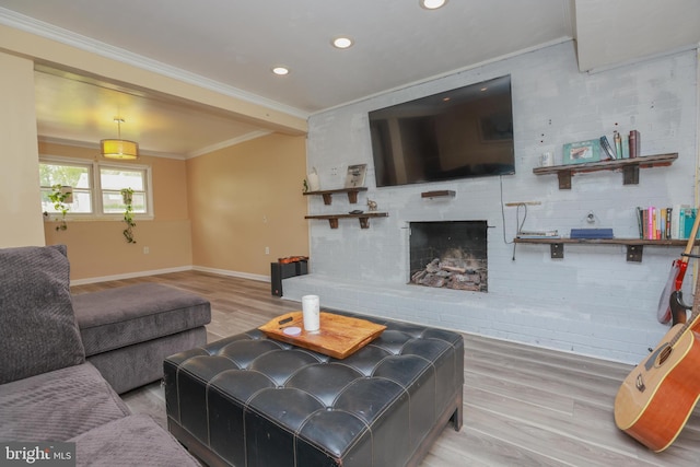 living room featuring baseboards, ornamental molding, recessed lighting, and wood finished floors