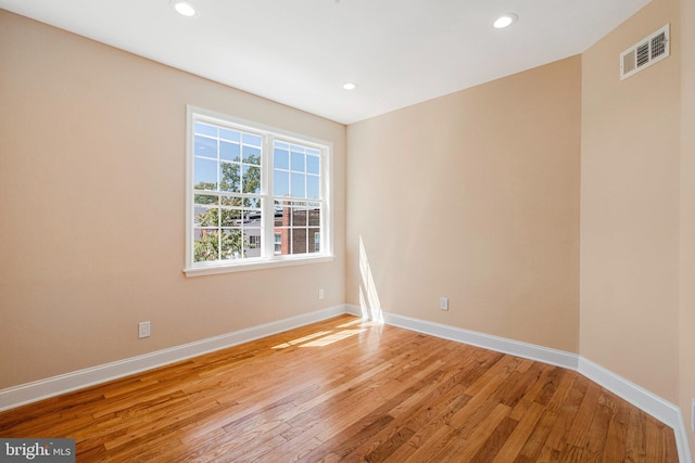 empty room featuring visible vents, recessed lighting, light wood finished floors, and baseboards