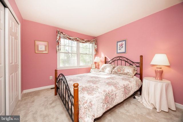 bedroom featuring carpet flooring, baseboards, and a closet