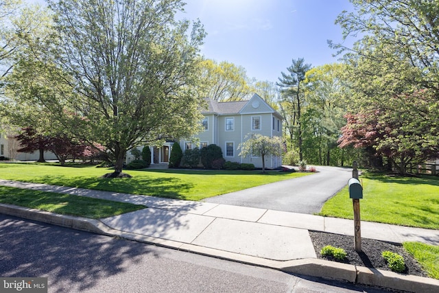 view of front of house featuring a front lawn