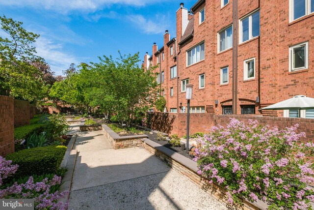 1 Christian St Unit 44L, Philadelphia, PA 19147 - surrounding community featuring fence