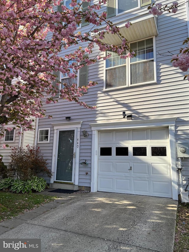 view of front facade featuring a garage and concrete driveway