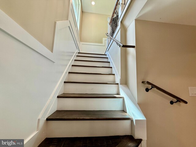 9905 Stoughton Rd, Fairfax, VA 22032 - view of stairs