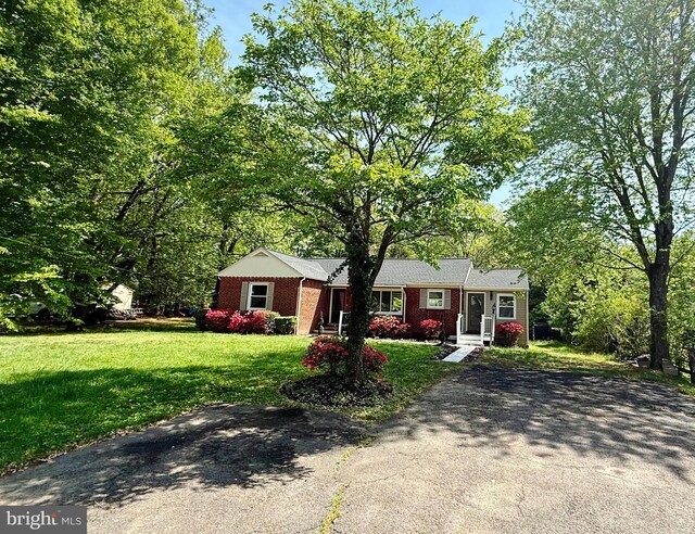 9905 Stoughton Rd, Fairfax, VA 22032 - ranch-style house featuring brick siding and a front yard