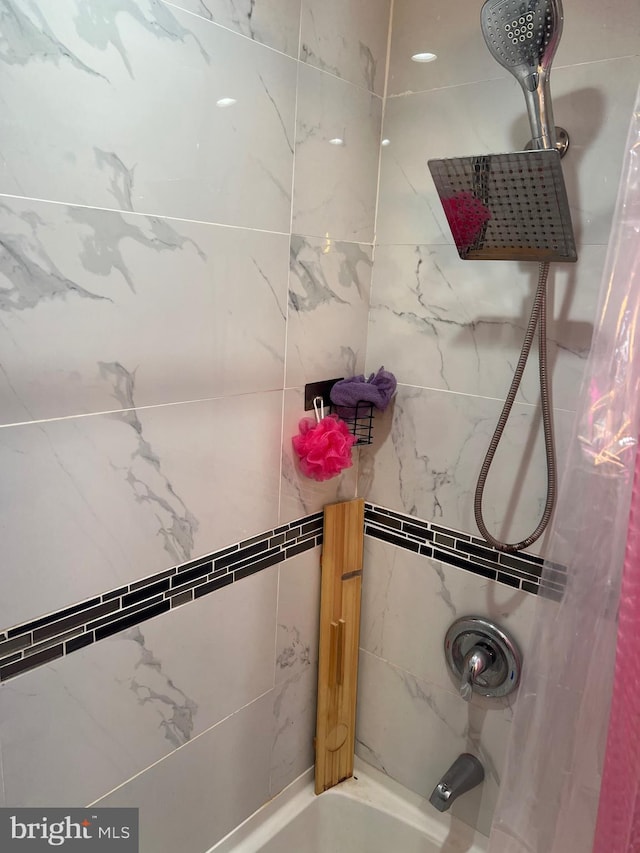 bathroom with shower / bathtub combination