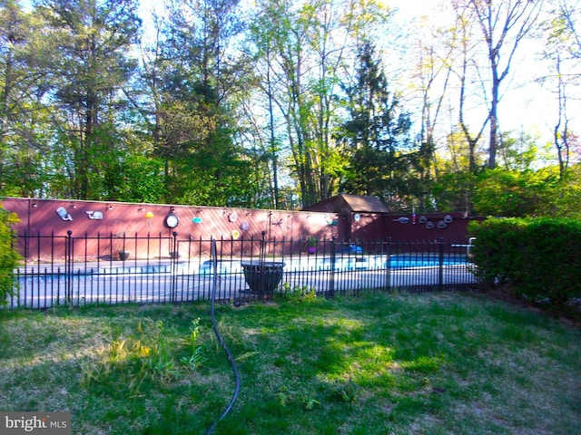 view of yard featuring fence and a fenced in pool