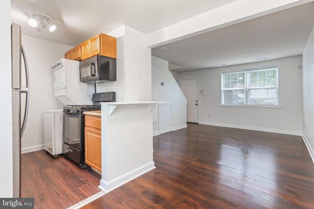 2512 Kent Village Dr, Landover, MD 20785 - kitchen with black appliances, dark wood finished floors, light countertops, a peninsula, and baseboards