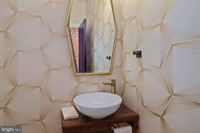 bathroom featuring a sink