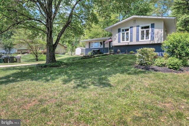 view of front of house featuring brick siding and a front lawn