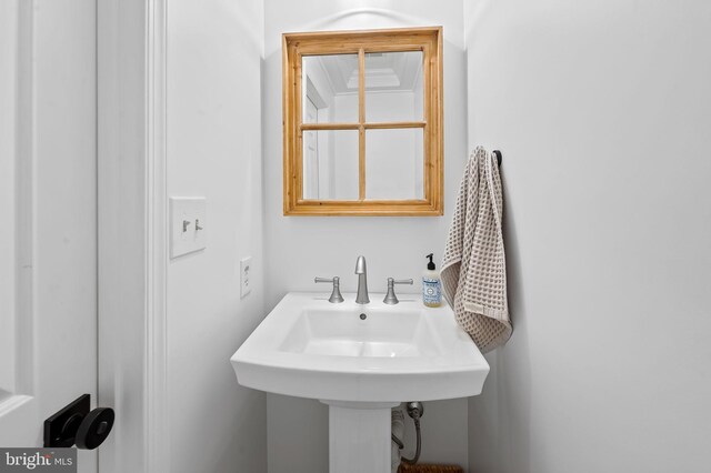 bathroom featuring a sink