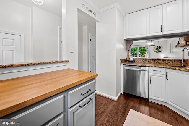 bar area featuring dishwasher, crown molding, dark wood finished floors, a sink, and baseboards