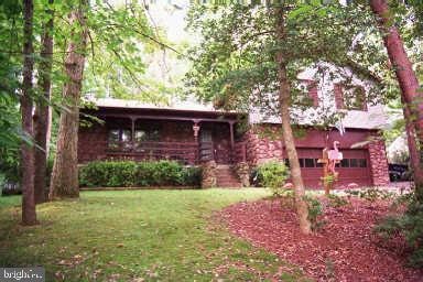 view of front of property with a front lawn