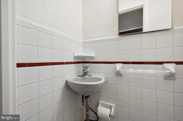 bathroom featuring a sink