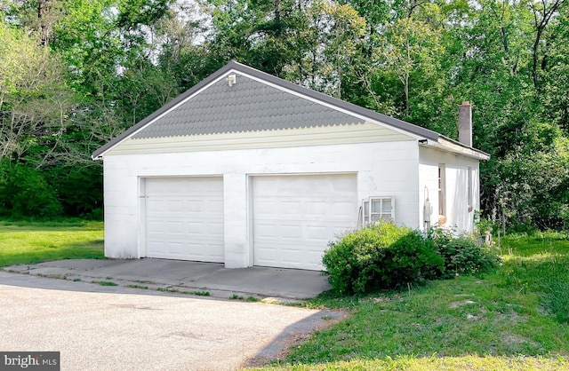 view of detached garage