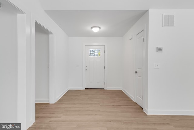 entryway with light wood-style floors, baseboards, and visible vents
