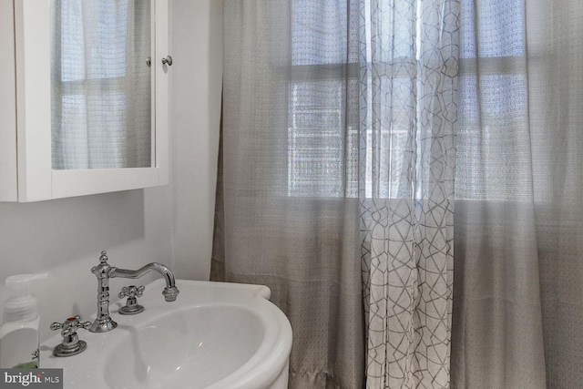 bathroom featuring a sink