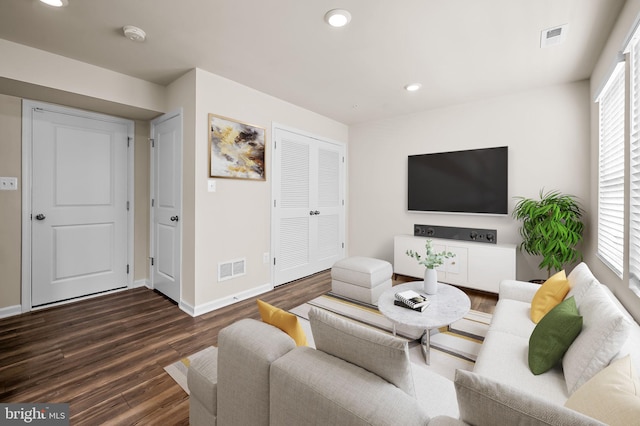 living room with recessed lighting, baseboards, dark wood-style flooring, and visible vents