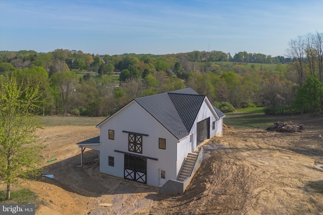 bird's eye view featuring a wooded view