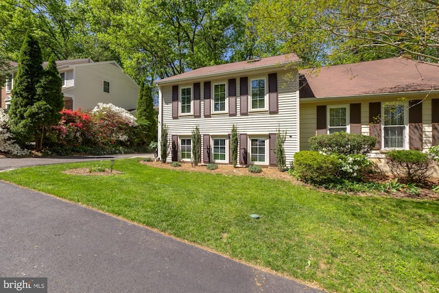 split level home with a front lawn