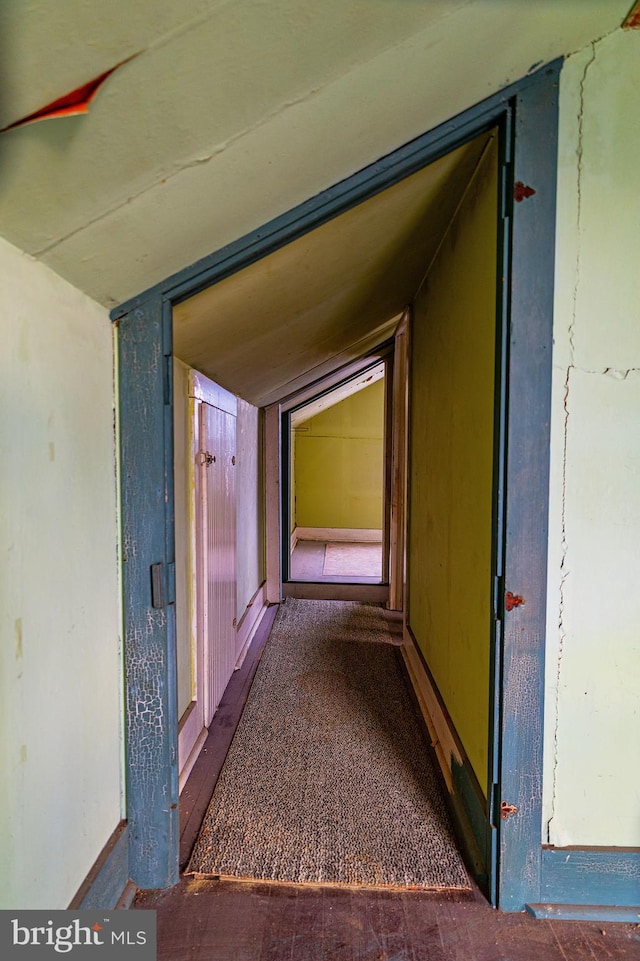 4398 S Bowers Rd, Milford, DE 19963 - corridor featuring vaulted ceiling