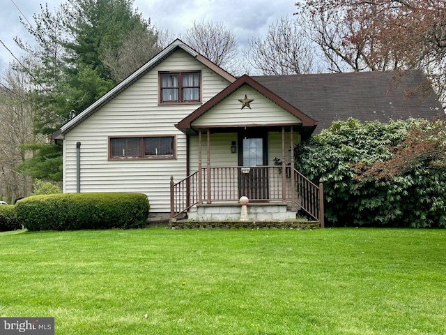view of front of property with a front yard
