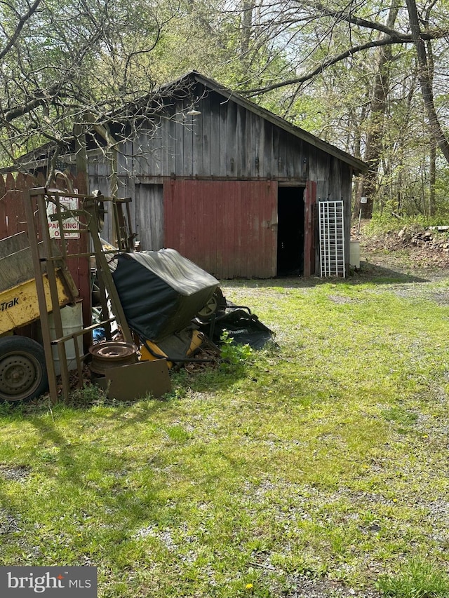 view of pole building featuring a yard