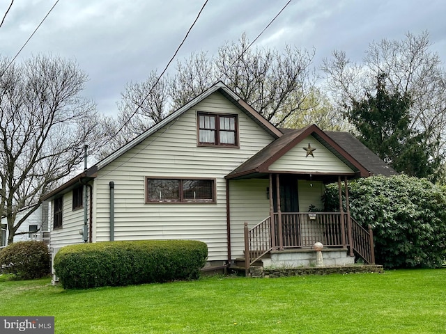 bungalow-style house featuring a front lawn
