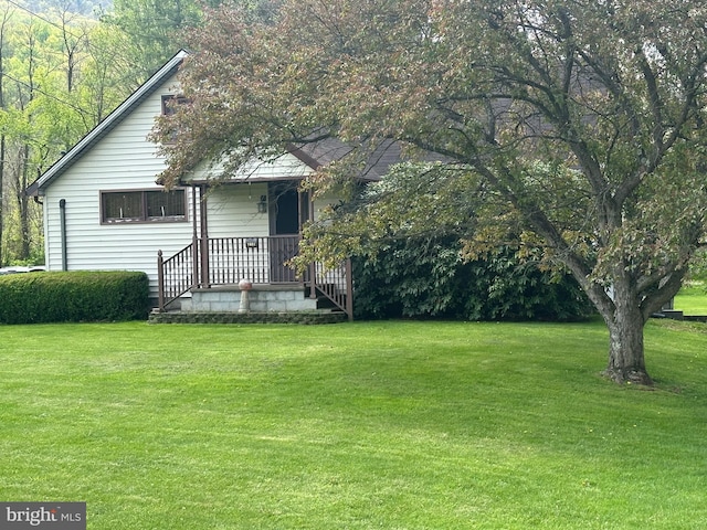 view of front of house with covered porch and a front lawn