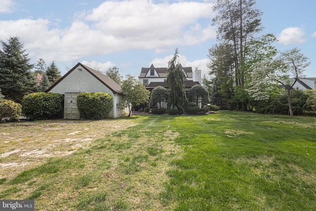 view of yard with an outbuilding