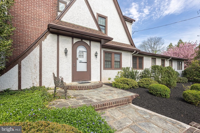 view of exterior entry with stucco siding