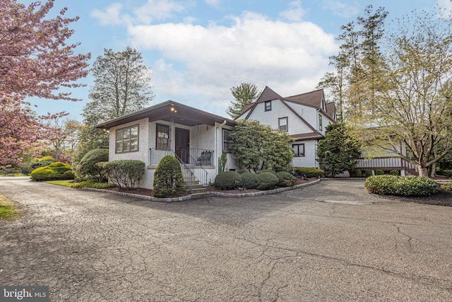 view of front of house featuring stucco siding and covered porch