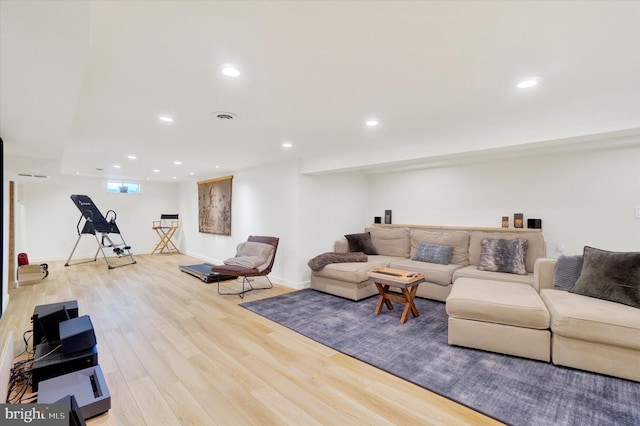 living area featuring recessed lighting, baseboards, wood finished floors, and visible vents