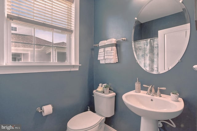 912 Moorings Cir Unit 8, Stevensville, MD 21666 - full bathroom featuring toilet, a sink, baseboards, and curtained shower