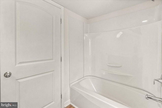 bathroom with washtub / shower combination