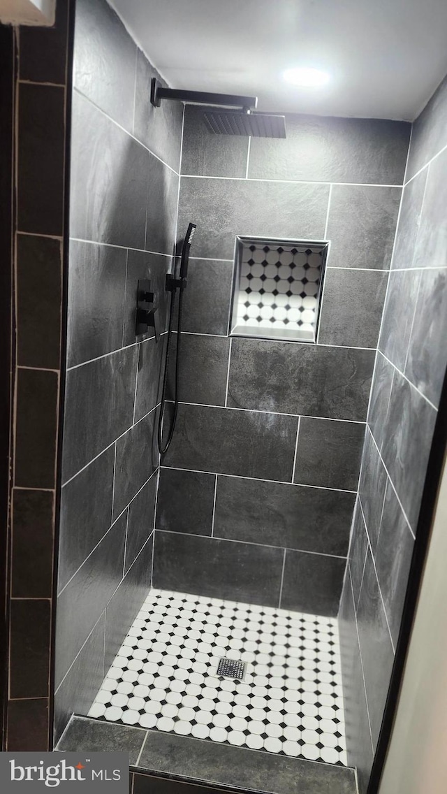 full bath featuring tiled shower