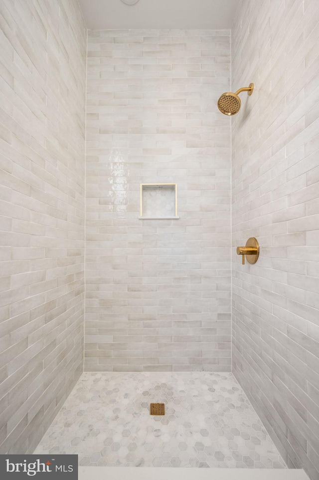 full bath with tiled shower