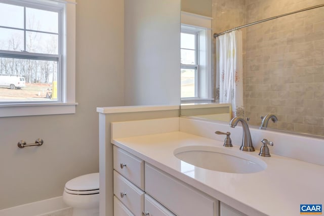 full bathroom featuring toilet, baseboards, a shower with shower curtain, and vanity
