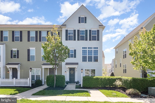 townhome / multi-family property featuring fence
