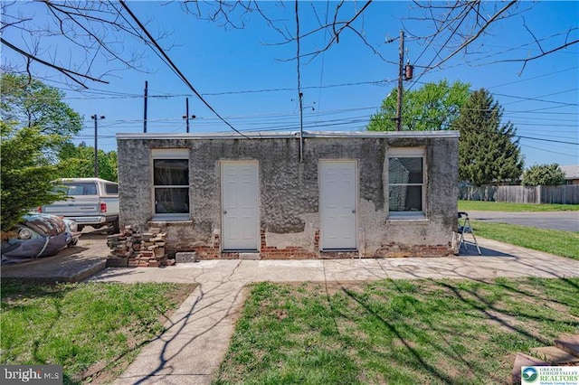 view of front of house featuring fence and a front lawn