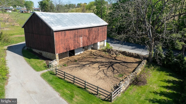 view of outdoor structure with fence and an outdoor structure