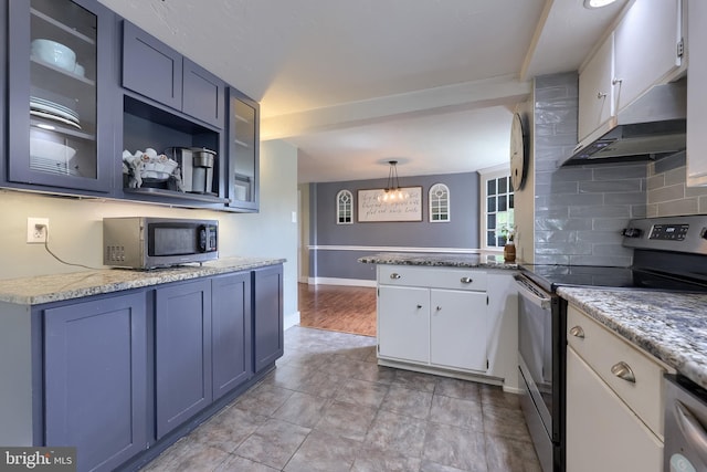 kitchen featuring under cabinet range hood, baseboards, a peninsula, backsplash, and appliances with stainless steel finishes
