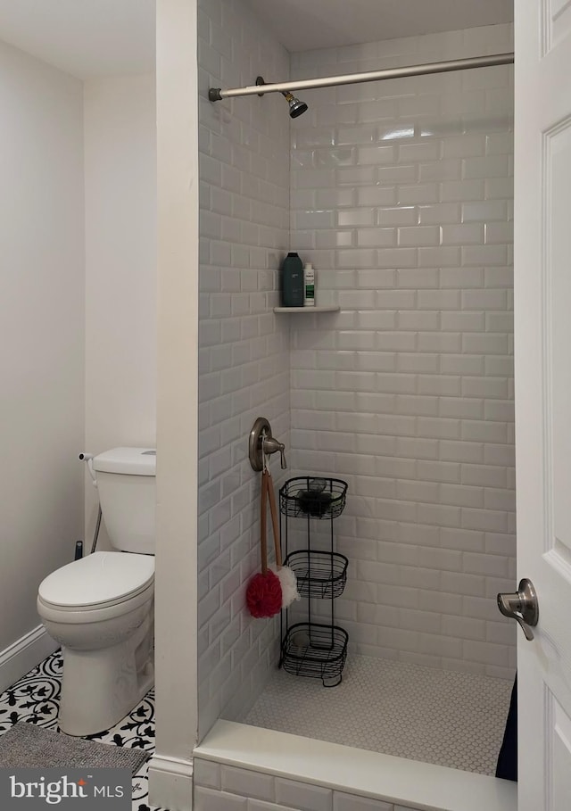 2246 N Hancock St, Philadelphia, PA 19133 - bathroom featuring baseboards, tile patterned flooring, toilet, and tiled shower