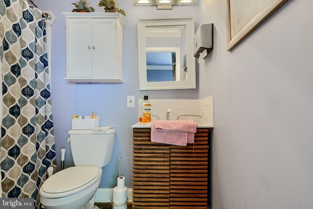 full bathroom featuring toilet, baseboards, a shower with shower curtain, and vanity