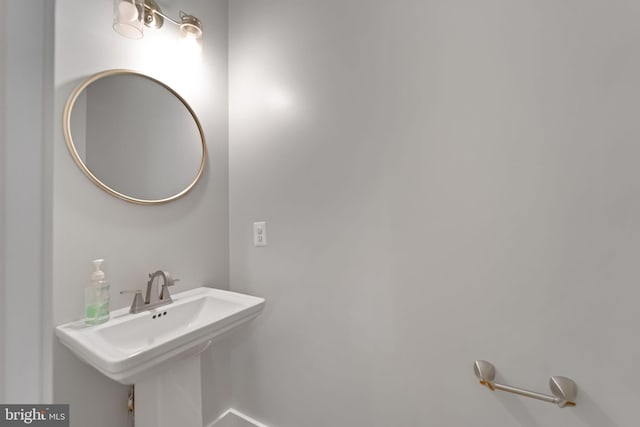 bathroom featuring a sink