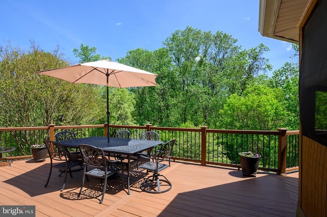 deck with outdoor dining space